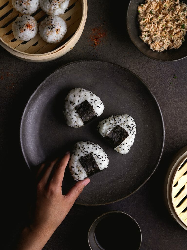 onigiris con salmón y mayonesa