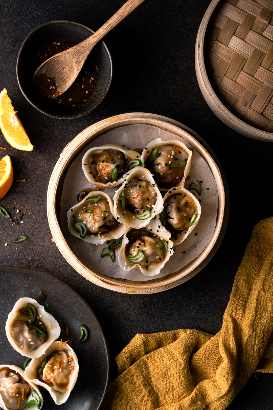 Dumplings de cerdo con salsa de miso y naranja