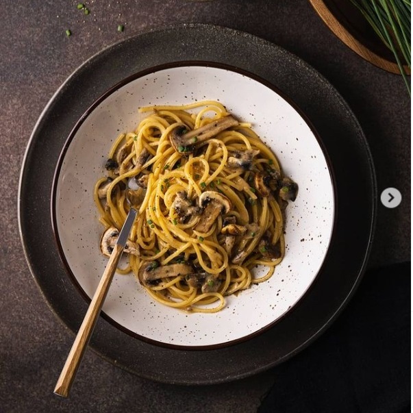 pasta con miso y champiñones