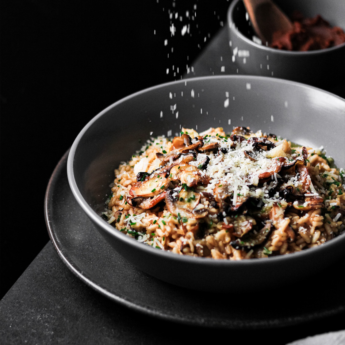 plato de risotto con shiitake y miso con queso parmesano