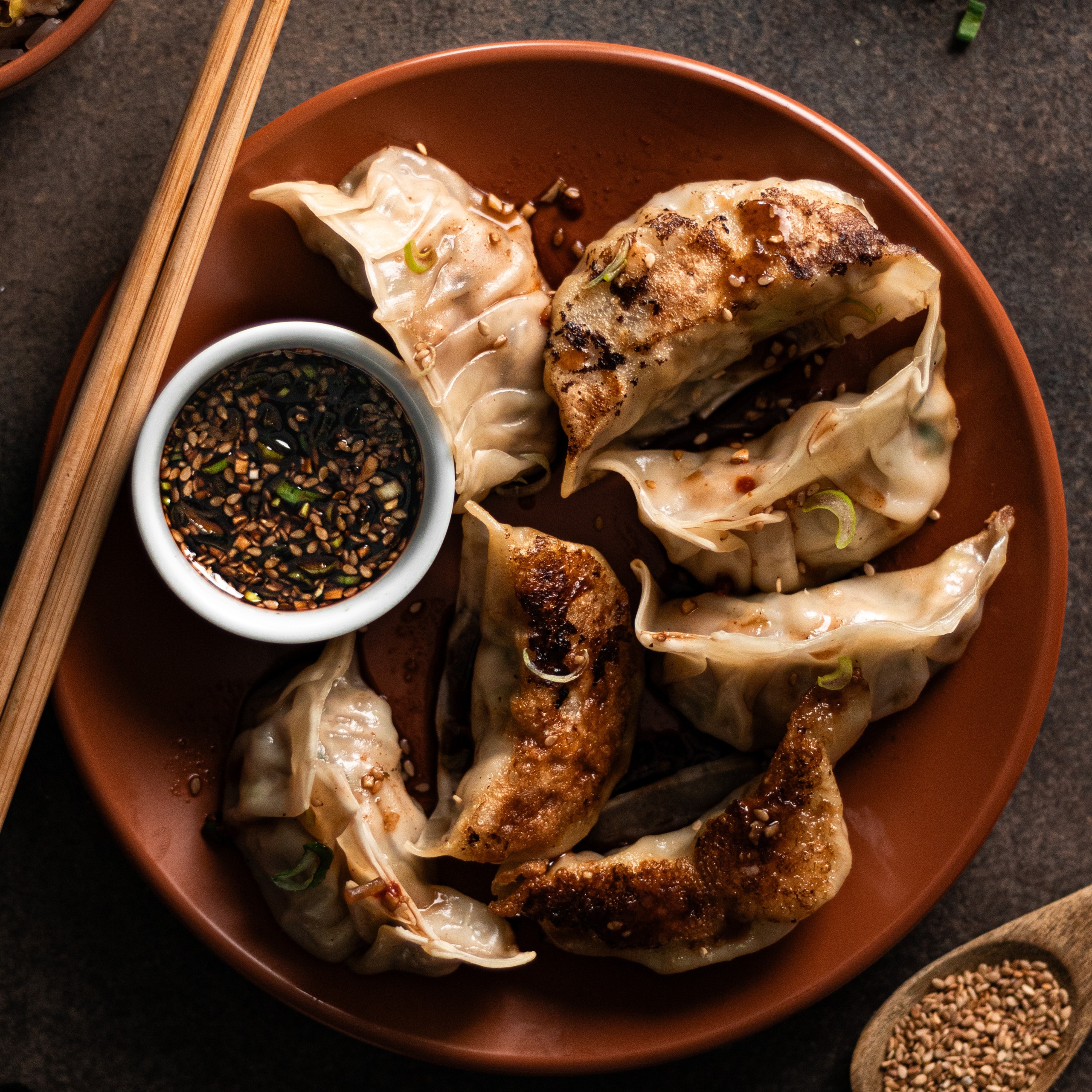 foto de mandu con salsa de soya y sésamo